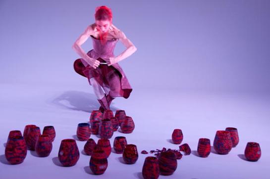 Carmen Olsson dansar i 100 MIGRATORY. Foto: Mille Selander
